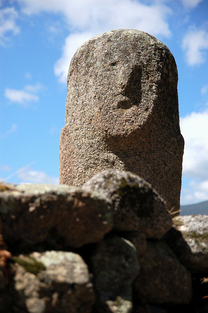 Filitosa, Menhirstatue am Zentralmonument (Filitosa XIII).JPG